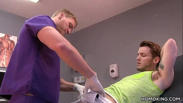 Hot Gay doctor sucking off his handsome patient วิดีโอที่ดีที่สุด