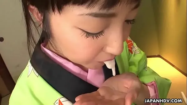 Asian bitch in a kimono sucking on his erect prick Video terbaik hangat