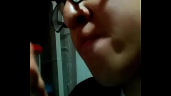 20歳の少年が自慰行為をしてチンポを食べる