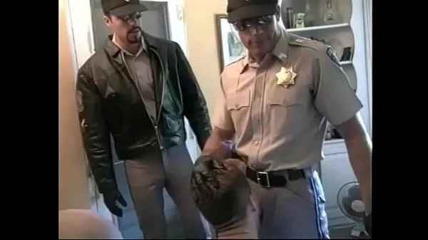 热门Randy policeman sucking and fucking threesome最佳视频