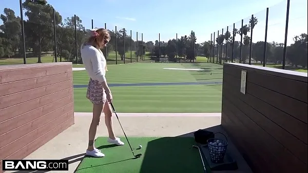 Vroči Nadya Nabakova puts her pussy on display at the golf course najboljši videoposnetki