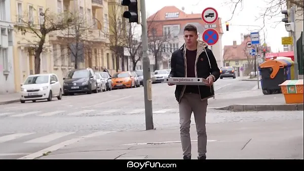 Vroči Boyfun - Pizza Delivery Leads To Bareback Fuck najboljši videoposnetki