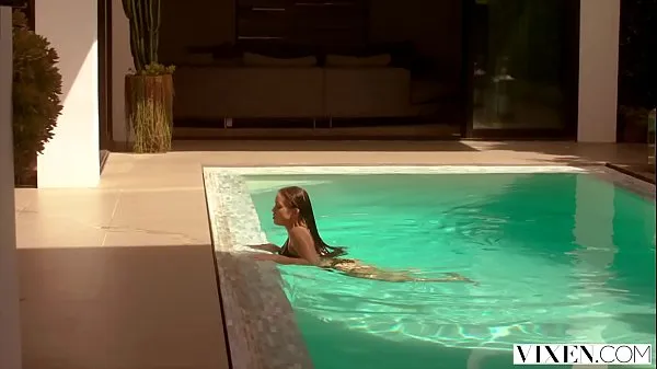 VIXEN Deux étudiantes coquines se faufilent dans une piscine et baisent une énorme bite