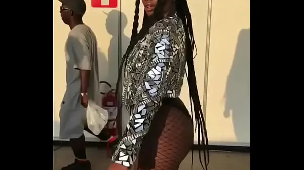 Hot Singer Iza showing off her big hot ass migliori video