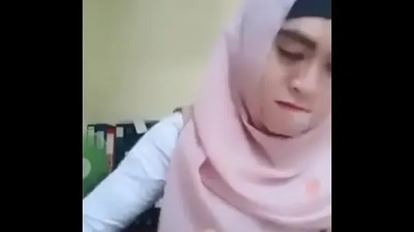 Indonesian girl with hood showing tits Video terbaik hangat