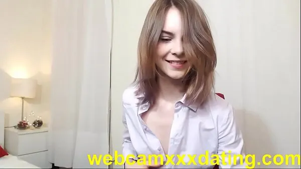 Худенькая тинка играет с дилдо в любительском видео перед вебкамерой