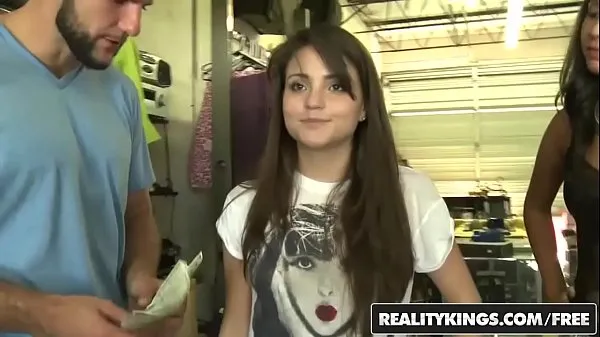 Καυτά Cute teen (Cara Swank) and her friend share a dick for a lil cash - Reality Kings καλύτερα βίντεο