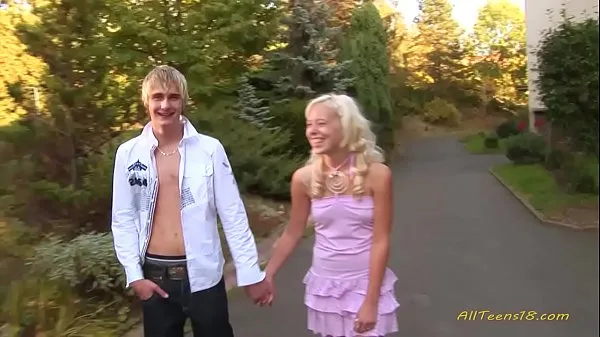 jeune couple teen blond devient chaud