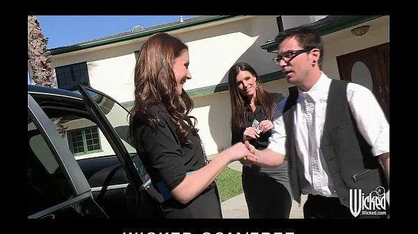 गर्म Pair of sisters bribe their car salesman into a threesome सबसे अच्छा वीडियो