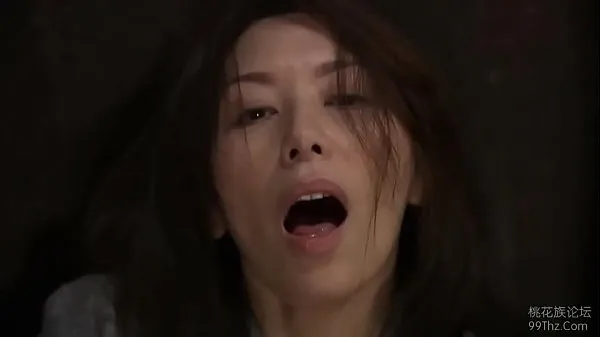 Горячие Японская жена мастурбирует, когда ловит двух незнакомцев лучшие видео