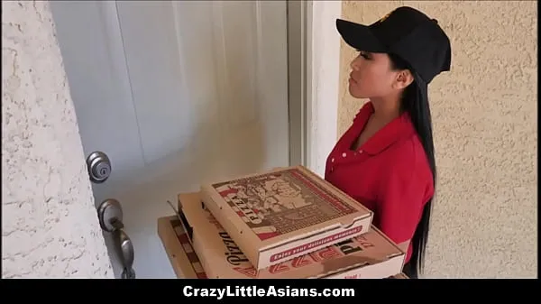 Миниатюрная азиатская девушка-доставщик пиццы Эмбер Сноу застряла в окне и трахнута двумя белыми парнями Джеем Ромеро и Рион Кинг