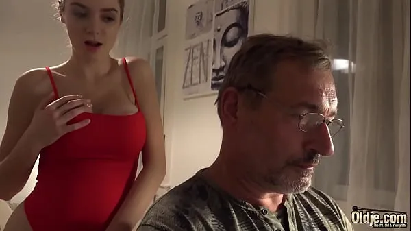 Vroči Bald old man puts his cock inside teen pussy and fucks her najboljši videoposnetki