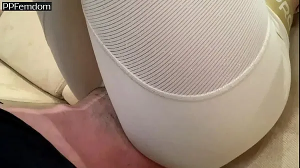 Žhavá Face Sitting in White Yoga Pants Full Weight Amateur Femdom - Face-Chair Slave Used nejlepší videa