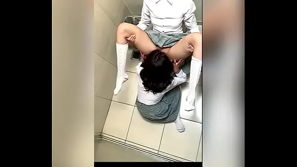 Hotte Two Lesbian Students Fucking in the School Bathroom! Pussy Licking Between School Friends! Real Amateur Sex! Cute Hot Latinas bedste videoer