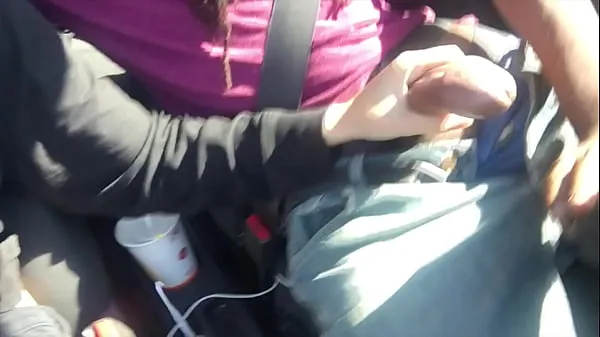 Une lesbienne donne une branlette à un ami en voiture