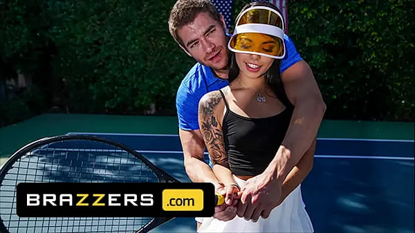 Xander Corvus) Massages (Gina Valentinas) Foot To Ease Her Pain They End Up Fucking - Brazzers Video terbaik terpopuler