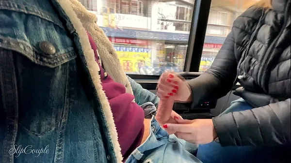 Ha provato la sua prima sega con i piedi e ha fatto una sega sciatta - molto rischiosa in un autobus turistico pubblico :P