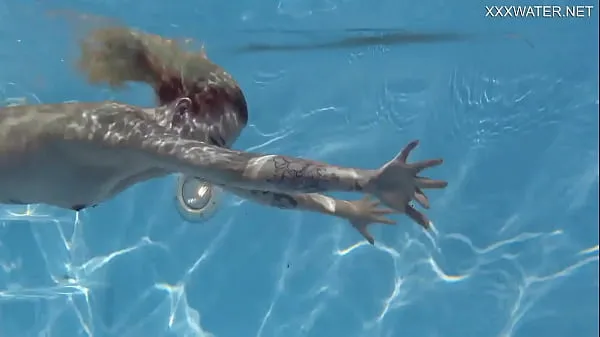 Vroči Finnish blonde tattooed pornstar Mimi underwater najboljši videoposnetki