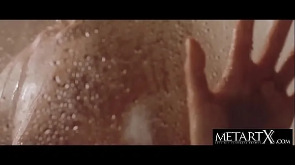 Loira sexy se olha no espelho enquanto se masturba