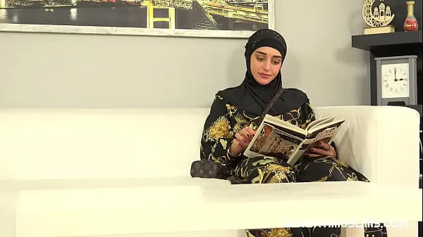 Süße Frau im Hijab probierte statt neuer Kleidung den Schwanz des Verkäufers an