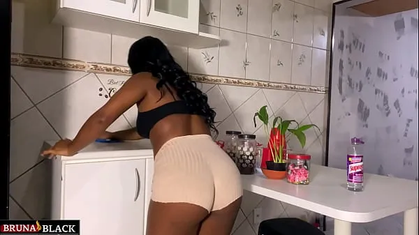 Sexo caliente con la ama de casa embarazada en la cocina, mientras ella se encarga de la limpieza. Completa