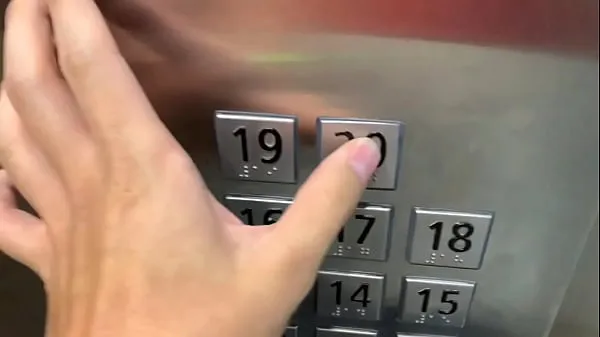 Heiße Sex in der Öffentlichkeit, im Aufzug mit einem Fremden und sie erwischen unsbeste Videos