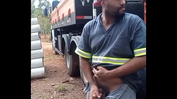 Vroči Worker Masturbating on Construction Site Hidden Behind the Company Truck najboljši videoposnetki