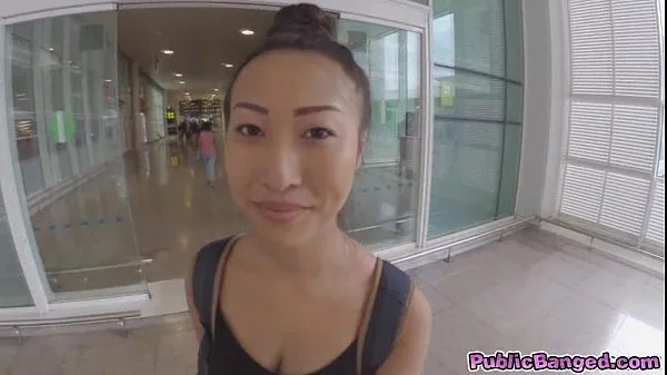 Heiße Die vollbusige Asiatin Sharon Lee wird auf dem öffentlichen Parkplatz des Flughafens geficktbeste Videos